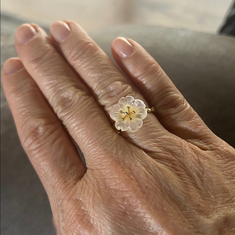 Elegant Gold and Cream Floral Ring - Picture 6 of 10